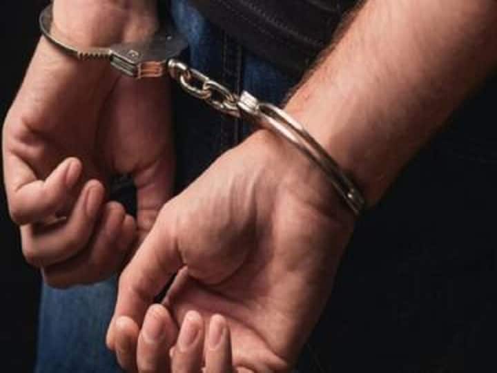 Hyderabad: Two held for extortion, Khammam man impersonating as cop Hyderabad News: ఫేక్ పోలీస్ హల్‌చల్.. డాక్టర్ నుంచి రూ.75 లక్షలు లాగేందుకు కుట్ర, చివరికి..