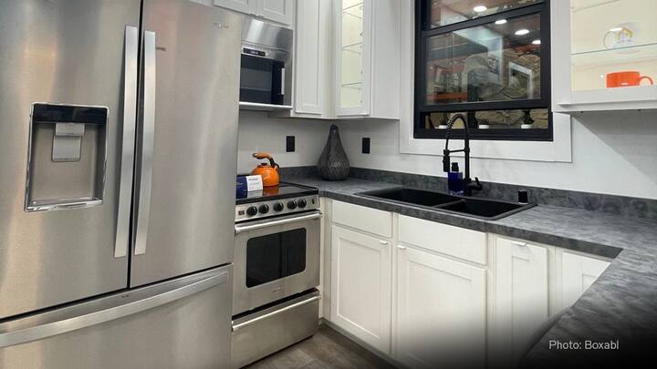 हे घर केवळ 375 स्क्वेअर फूट जागा व्यापतं. यामध्ये बाथरुम, लिव्हिंग रुम आणि बेडरुमची सोय आहे. किचन आणि बेडरुम हे कनेक्टेड आहेत. (photo courtesy : Boxabl)