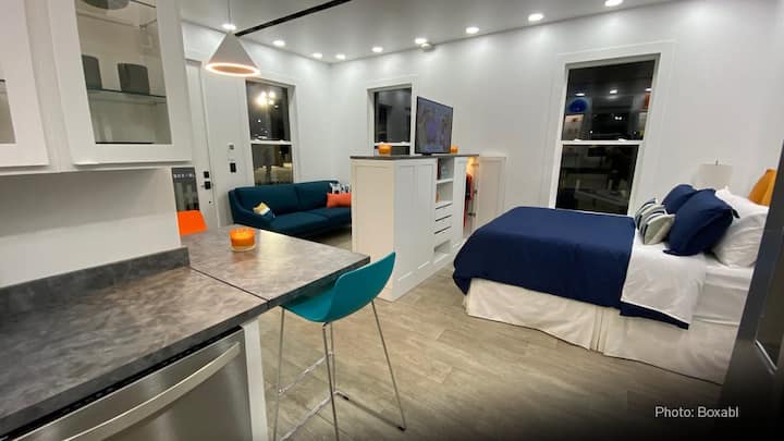 बाथरुम हे किचनला लागून असून त्यामध्ये बाथ टब, काऊंटर टॉप, सिंक, मिरर आणि स्लायडिंग डोअरची सोय आहे. (photo courtesy : Boxabl)