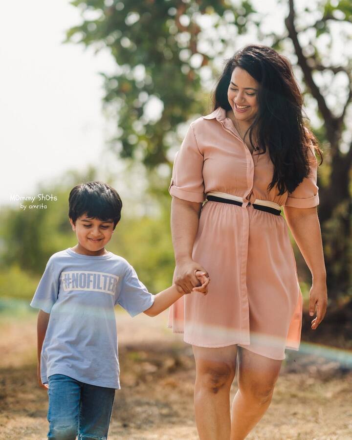 एक इंटरव्यू के दौरान समीरा ने बताया कि वह अपने बढ़ते वजन को लेकर एक प्रकार के डिप्रेशन का शिकार हो गई थीं. एक समय पर उनका वजन 105 किलोग्राम हो गया था. हालांकि, अब वह पूरी तरह से फिट हैं.