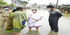Mamata Ghatal Visit: ঘাটালে জলবন্দি এলাকা পরিদর্শন মমতার, জলে দাঁড়িয়ে পরিস্থিতি পর্যালোচনা; বিলি করলেন ত্রাণ