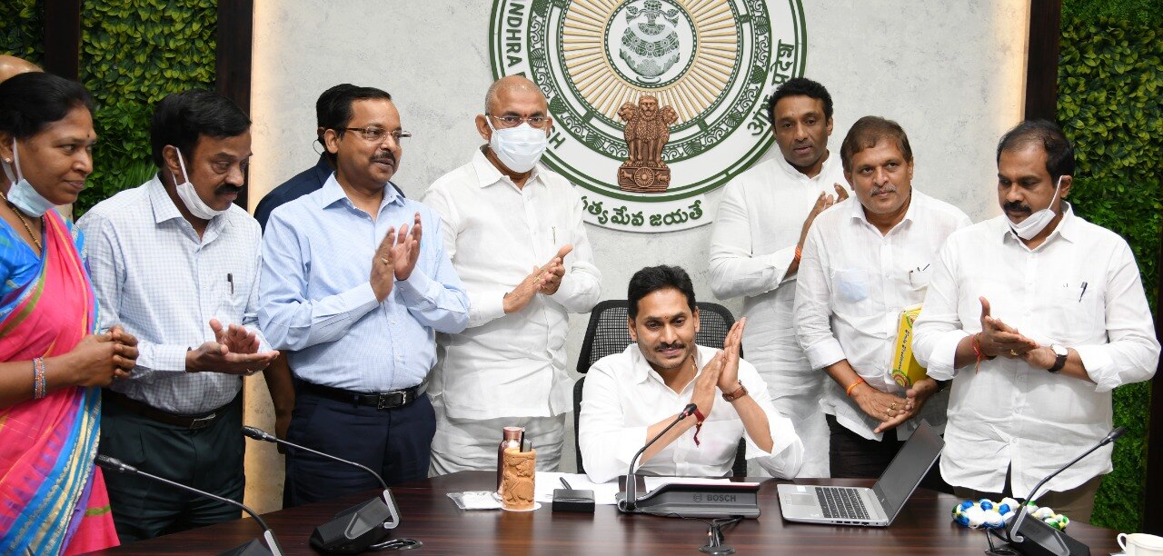 YSR Nethanna Nestham Scheme: నేతన్న నేస్తం మూడో విడత సాయం విడుదల... 80 వేల లబ్ధిదారుల అకౌంట్లలో రూ.192 కోట్లు జమ