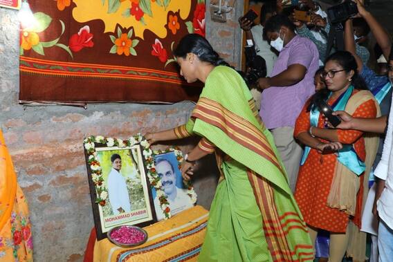 YS Sharmila Hunger Strike: ఈటల గడ్డపై వైఎస్ షర్మిల.. ఆ గ్రామంలో ఒకరోజు నిరాహార దీక్ష..