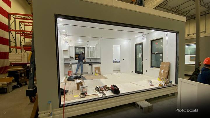 महत्वाचं म्हणजे हे घर जरी फोल्डेबल असलं तरी ते वादळ किंवा पूर तसेच इतर नैसर्गिक आपत्तीला तोंड देण्यासाठी मजबूत आहे. या नैसर्गिक आपत्तींचा त्याच्यावर कोणताही परिणाम होणार नाही. (photo courtesy : Boxabl)