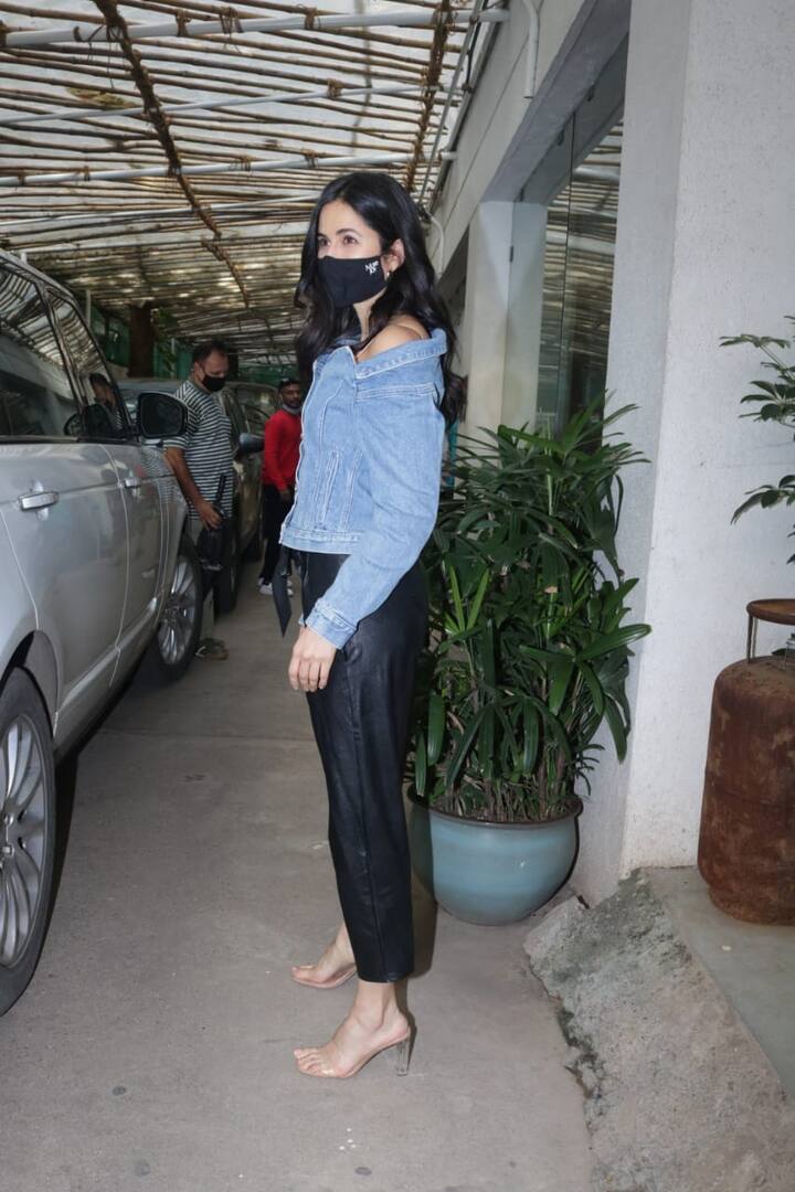 इन दिनों कैटरीना और विक्की कौशल का नाम खूब जोड़ा जा रहा है. और शायद अपने रिश्ते को छिपाने के लिए ही दोनों मीडिया के सामने एक साथ आने से बचते रहे. विक्की जब बाहर निकले तो कैमरों को देख कैटरीना ने उनसे दूरी बना लेना ही ठीक समझा.