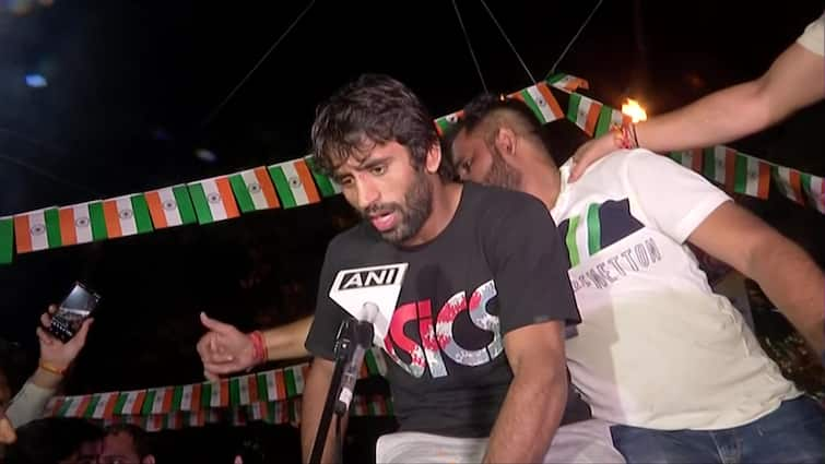 Wrestler Bajrang Punia received a warm welcome at his ancestral residence पहलवान बजरंग पुनिया का गांव में हुआ भव्य स्वागत, कहीं बंटी मिठ्ठाई तो कहीं हुई आतिशबाजी