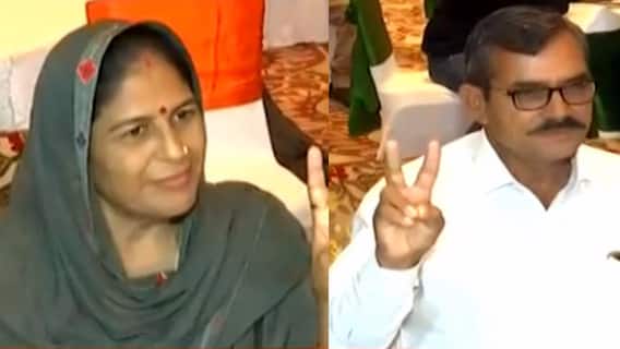 Neeraj Chopra's parents pose with victory sign | LIVE report