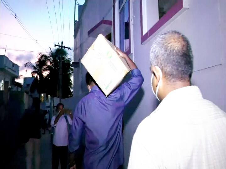 திமுக பிரமுகரிடம் 70 கோடி ஆவணங்களை அள்ளிச்சென்ற அமலாக்கத்துறை... அதிர்ச்சியில் ராமநாதபுரம் மாவட்ட திமுக...! Enforcement agencies have taken documents worth Rs 70 crore from a DMK executive from Ramanathapuram திமுக பிரமுகரிடம் 70 கோடி ஆவணங்களை அள்ளிச்சென்ற அமலாக்கத்துறை... அதிர்ச்சியில் ராமநாதபுரம் மாவட்ட திமுக...!