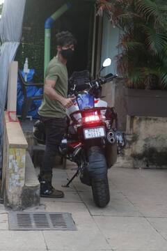 बॉलीवुड में बदला ट्रेंड, कार छोड़कर बाइक से घर से निकल रहे सितारे, देखें शाहिद कपूर की लेटेस्ट तस्वीरें