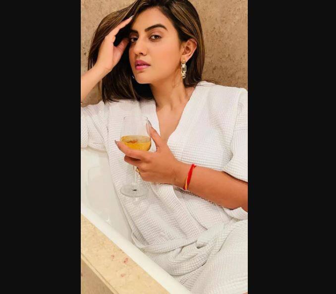 अक्षरा ने आगे कहा, शो में आने से पहले मुझे मेरे मेंटर रवि किशन ने कई सीक्रेट टिप्स दिए जिन्हें वो किसी के साथ साझा नहीं कर सकती हैं. अक्षरा बोलीं, मैंने भोजपुरी फिल्मों में रविजी के साथ डेब्यू किया था और वो मेरे मेंटर समान हैं. कोई भी प्रोजेक्ट लेने से पहले मैं उनसे सलाह जरूर लेती हूं.