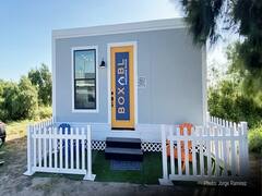 Elon Musk House : इलॉन मस्क यांचं 'इन्स्टन्ट घर' पाहिलंय का? छोट्याशा बॉक्समध्ये राहतोय अब्जाधीश!