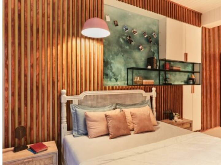 उनके घर में एक मेमोरी कॉर्नर हैं और बेडरूम में गहरे रंग के पैलेट के साथ एक रीडिंग एरिया बनाया गया है.