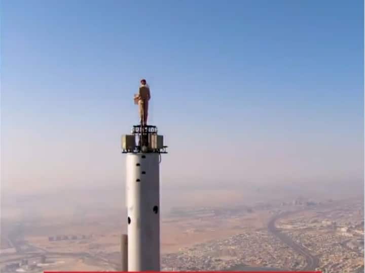 UAE airline shoots advertisement on top of world's tallest building Burj Khalifa Burj Khalifa Emirates Ad: दुनिया की सबसे ऊंची इमारत के ऊपर खड़े होकर कैसे शूट हुआ विज्ञापन, नहीं देखा पहले ऐसा कारनामा