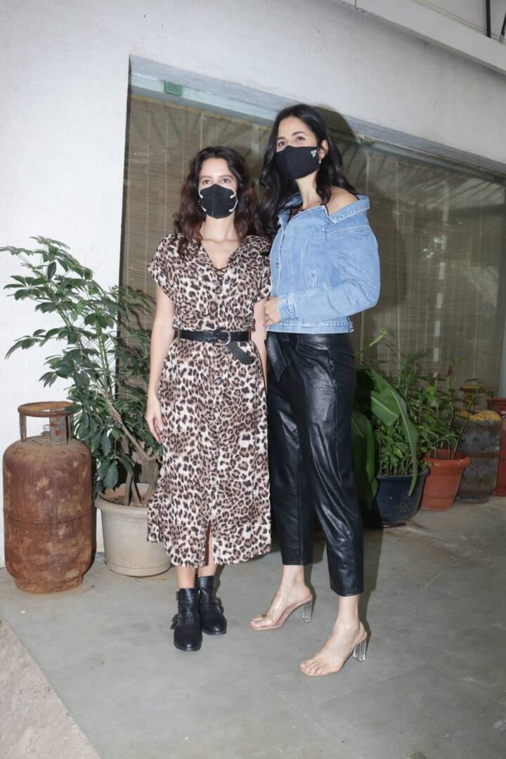 12 अगस्त को सिद्धार्थ मल्होत्रा (Sidharth Malhotra) और कियारा आडवाणी (Kiara Advani) स्टारर शेरशाह फिल्म (Shershaah Movie) रिलीज होने जा रही हैं. वहीं रिलीज से पहले फिल्म की स्पेशल स्क्रीनिंग रखी गई जिसमें कैटरीना कैफ भी बहन इसाबेल कैफ के साथ स्पॉट की गईं.