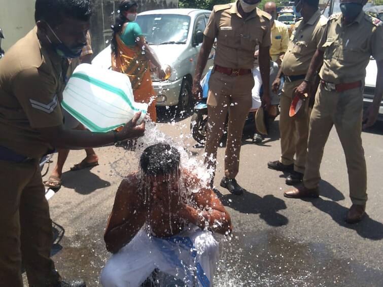 Tenkasi Collector's Office was agitated as 3 families tried to set fire at the same time தென்காசி ஆட்சியர் அலுவலகத்தில் ஒரே நேரத்தில் 3 குடும்பத்தினர் தீக்குளிக்க முயன்றதால் பரபரப்பு