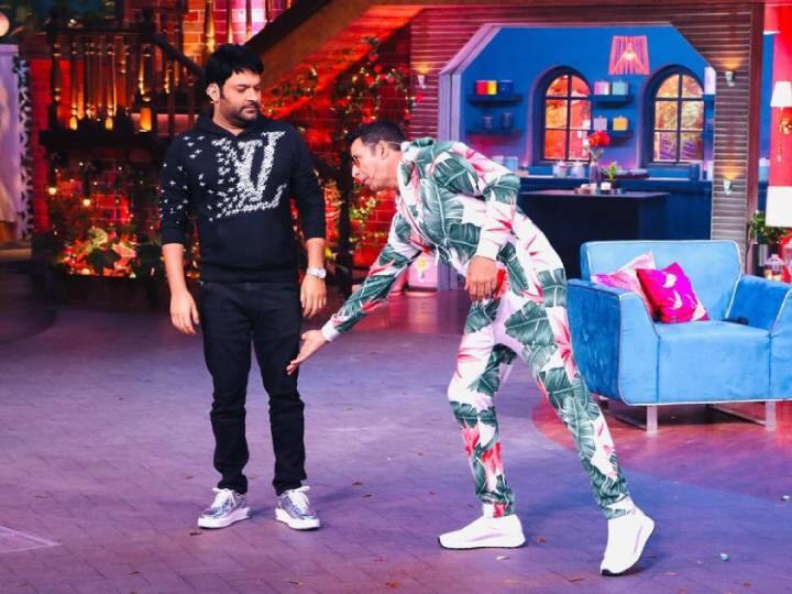 अक्षय कुमार ने 'बेलबॉटम' के लिए कपिल शर्मा से लिए आशीर्वाद, ट्रोल होने पर खिलाड़ी ने किया ये कमेंट Akshay kumar touch kapil sharma feet for bell bottom after troll khiladi react अक्षय कुमार ने 'बेलबॉटम' के लिए कपिल शर्मा से लिए आशीर्वाद, ट्रोल होने पर खिलाड़ी ने किया ये कमेंट