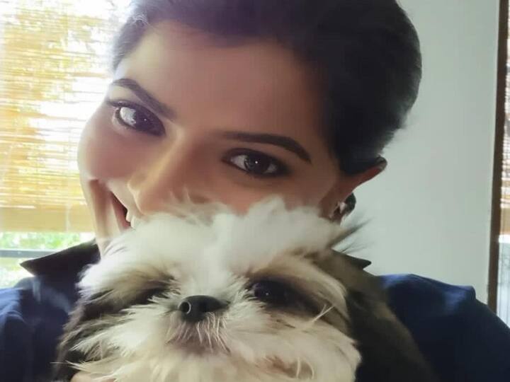 அவர் சமீபத்தில் ஒரு நாய்க்குட்டியை தத்தெடுத்தார் அதற்கு '' குச்சி '' என்று பெயரியிட்டு உள்ளார்