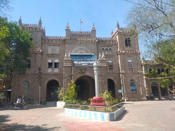 தேசிய கொடியுடன் கம்பீர காட்சிதரும் மதுரை ஆட்சியர் வளாகம்.
