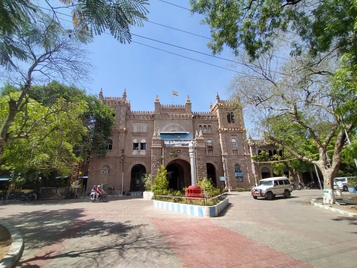 மதுரை ஆட்சியர் வளாகம் கம்பீரமாக காட்சி தருகிறது.