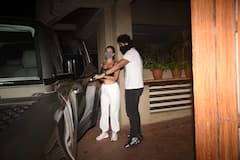 करीना-सैफ के घर हुई पार्टी, अर्जुन के साथ बेहद ग्लैमरस अवतार में पहुंचीं मलाइका, कई और बड़े सितारे हुए शरीक, देखें तस्वीरें