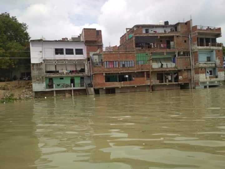 20 districts are affected from flood in Uttar Pradesh people are migrating to secure places  Flood in UP: 20 जिलों में बाढ़ से हाहाकार, घरों में घुसा पानी, लोग पलायन को मजबूर