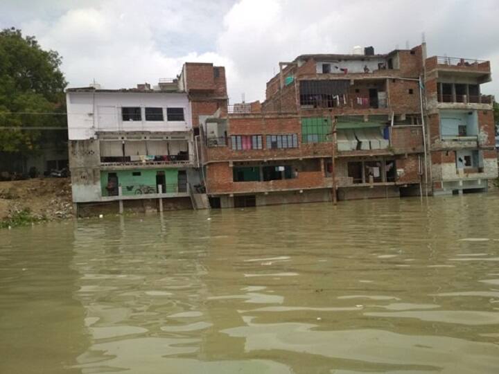 Prayagraj Flood Ganga Yamuna River Water Level Cross Danger Leve Continues Third Day ANN प्रयागराज में तीसरे दिन भी खतरे के निशान से ऊपर बह रही हैं गंगा और यमुना, बाढ़ ने मचा रखी है तबाही