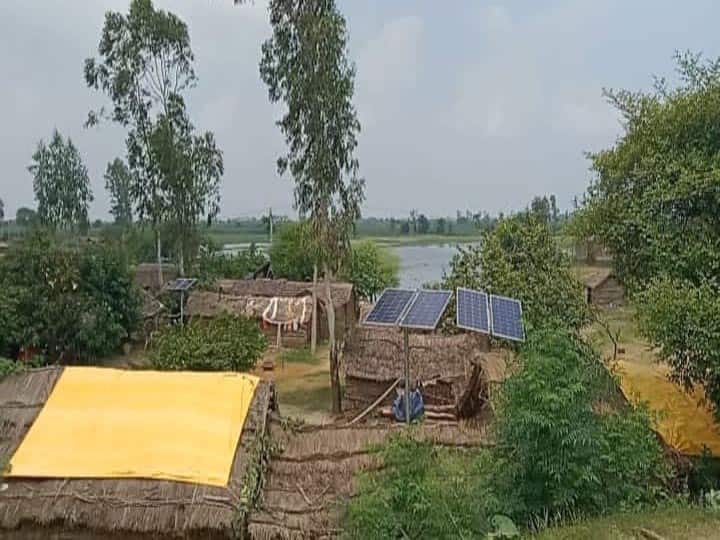 Saryu River, Family of Barabanki village lives on Dam since last five years ann बाराबंकी के इस गांव के लोग झेल रहे हैं बाढ़ की मार, पांच साल से बांध पर रहने को मजबूर दो हजार परिवार