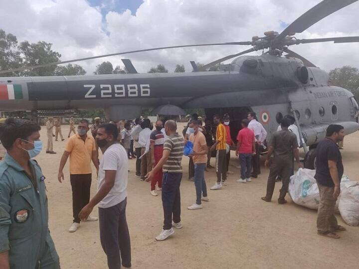 Flood in UP: Indian Air Force carried out relief operations in flood hit Jalaun district Flood in UP: यूपी में बाढ़-बारिश से हाहाकार, वायुसेना की ली जा रही मदद, ये जिले हैं सबसे ज्यादा प्रभावित