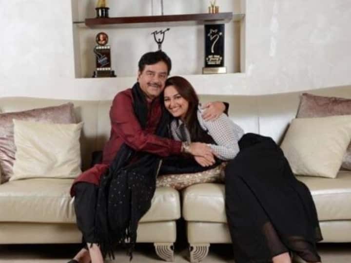 सोनाक्षी के घर में रंगों को बेहद कलात्मक तरीके से चूज़ किया गया है. जो इसे बेहद बोल्ड और पॉप स्टाइल से जोड़ता है. जो सोनाक्षी के दंबग स्टाइल से मैच करता है. सोनाक्षी अपना ज्यादातर समय घ में बिताना पसंद हैं इसलिए इसलिए उन्होंने अपने घर की सजावट में कोई कमी नहीं छोड़ी है. घर के फर्नीचर से लेकर पर्दों के कलर और डिजाइन का काफी ध्यान रखा गया है.