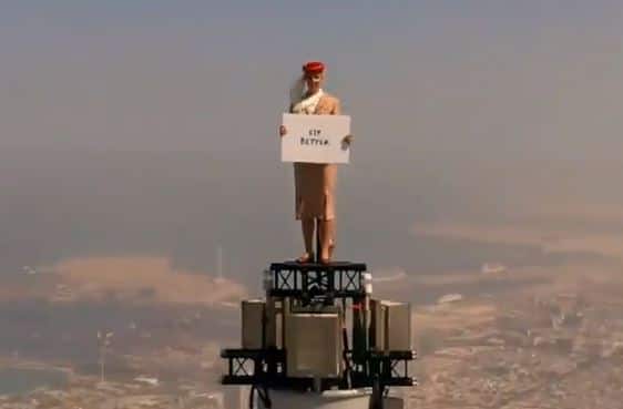 Emirates Ad of Woman Standing on Top of Burj Khalifa, Video Goes Viral  Emirates Ad of Woman: જાહેરખબર માટે વિશ્વની સૌથી ઊંચી બિલ્ડિંગ બુર્ઝ ખલિફાની ટોચ પર ઊભી રહી એરહોસ્ટેસ, વાયરલ થયો VIDEO