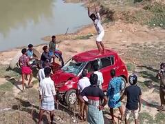 தறிகெட்டு ஓடிய கார் மோதி கர்பிணி உட்பட 3 பேர் உயிரிழப்பு - காரை நொறுக்கி குளத்தில் தள்ளிய மக்கள்...!