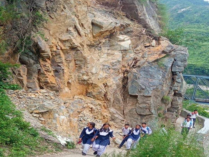 Link raod become danger after landslide in Nainital ann Nainital News: दरकती पहाड़ी से लगे रास्तों पर जान जोखिम डालकर निकलते हैं छात्र