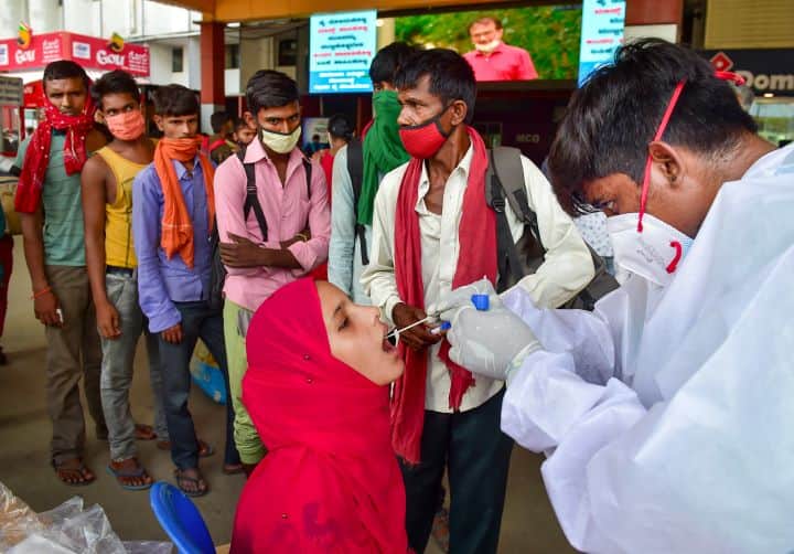 India Coronavirus Updates India registered lowest number of corona patients in the last five months India Coronavirus Updates : कोरोना रुग्णसंख्येचा आलेख उतरला, गेल्या पाच महिन्यांतील सर्वात कमी रुग्णसंख्या 
