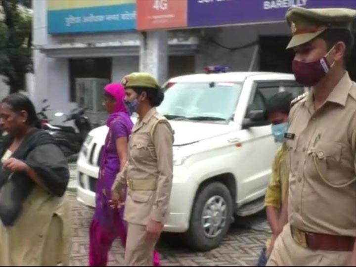 Police recovered five month old girl from traffickers in Bareilly ANN बरेली: पुलिस की गिरफ्त में दो महिलाएं समेत तीन तस्कर, 40 हजार में किया था 5 महीने की मासूम का सौदा