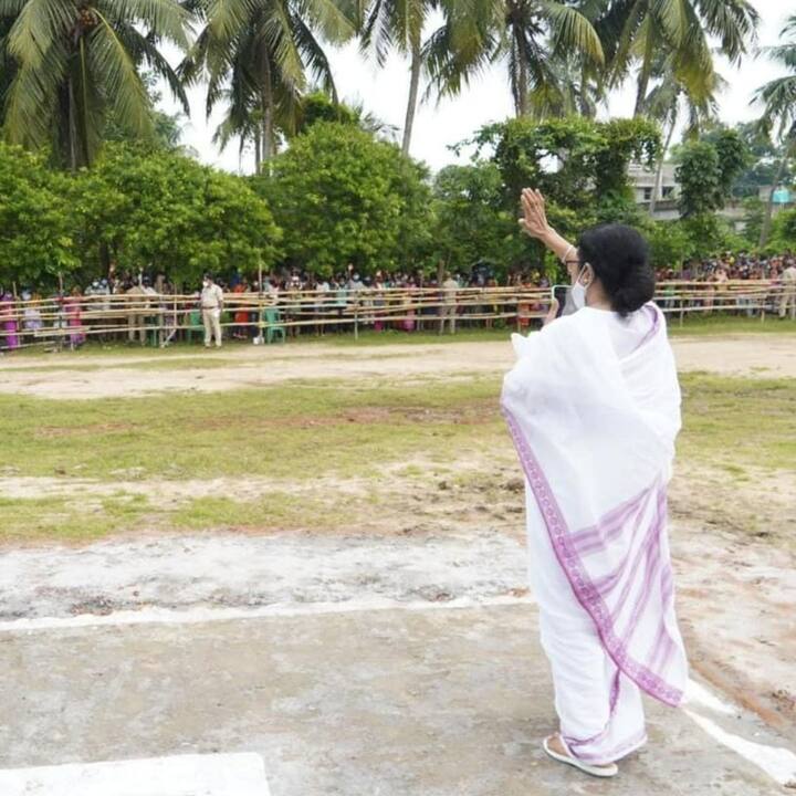 আজ সকালে ঝাড়গ্রাম থেকে হেলিকপ্টারে ঘাটাল যান তিনি(ফেসবুক @MamataBanerjeeOfficial)