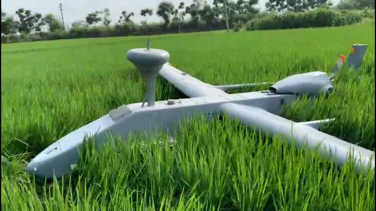 ARPA drone crashes in fields at Gurdaspur, army officers seize it ਗੁਰਦਾਸਪੁਰ ਵਿਖੇ ਖੇਤਾਂ 'ਚ ਡਿੱਗਿਆ ਏਆਰਪੀਏ ਡਰੋਨ, ਜਵਾਨਾਂ ਨੇ ਕਬਜ਼ੇ 'ਚ ਲਿਆ