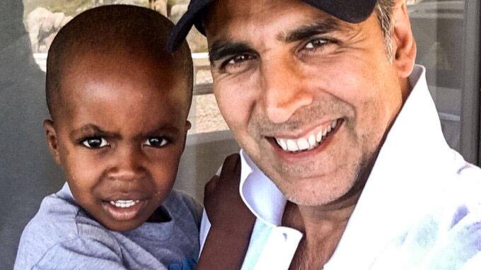 Akshay Kumar – खिलाड़ियों के खिलाड़ी अक्षय कुमार साल भर फिल्मों में बिजी रहते हैं. और फिल्मों की शूटिंग के दौरान वो अक्सर देश दुनिया में घूमते ही रहते हैं. लेकिन फिर इस पूरी पृथ्वी पर एक जगह ऐसी है जहां वो परिवार के साथ सुकून के पल बिताना पसंद करते हैं और वो है केपटाउन. वहां उनका अपना घर भी है जहां वो अक्सर जाते हैं एक बार केपटाउन में अपने हाउस हेल्पर के बेटे संग तस्वीर शेयर कर भी अक्की सुर्खियों में आ गए थे. (फोटो – सोशल मीडिया)