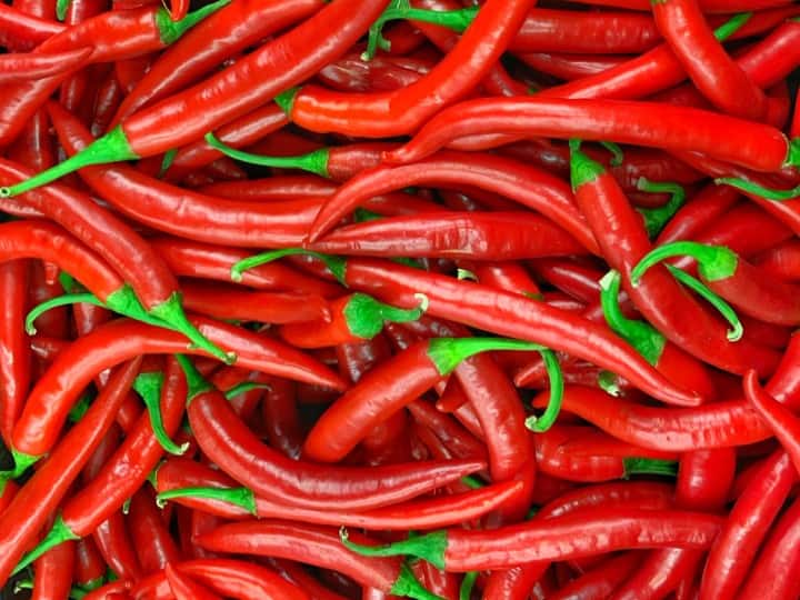 Tamil Nadu Priest Bathes: చిల్లీ బాత్.. 108 కిలోల కారం నీళ్లతో పూజారీ స్నానం, దేవుడికి కానుకగా మద్యం! Tamil Nadu priest bathes in water mixed with 108 kilos of chilli Tamil Nadu Priest Bathes: చిల్లీ బాత్.. 108 కిలోల కారం నీళ్లతో పూజారీ స్నానం, దేవుడికి కానుకగా మద్యం!