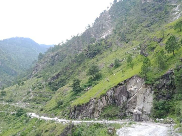 Himachal Pradesh A landslide occurred on the Reckong Peo-Shimla highway in Kinnaur district today Kinnaur Landslide : हिमाचलमध्ये प्रवाशांनी भरलेल्या बसवर  दरड कोसळली, दरडीखाली 30 जण अडकल्याची शक्यता
