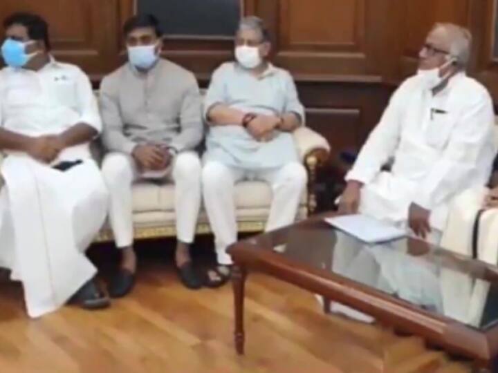 इस तस्वीर में जेडीयू के सांसद ललन सिंह और दूसरे नेता दिखाई दे रहे हैं. तृणमूल कांग्रेस के सुदीप बंदोपाध्याय, डीएमके के टी आर बालू, अकाली दल के सुखबीर सिंह बादल, वाईएसआरसीपी के मिथुन रेड्डी, बीजू जनता दल के पिनाकी मिश्रा, बीएसपी के रितेश पांडेय और तेलंगाना राष्ट्र समिति के नामा नागेश्वर राव समेत अनेक विपक्षी दलों के नेता भी लोकसभा अध्यक्ष ओम बिरला से मिलने पहुंचे.