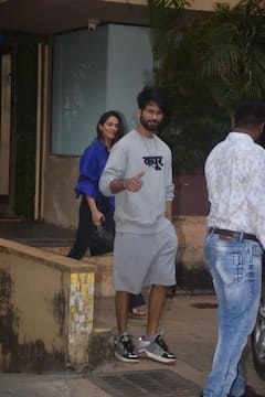 ਮੀਰਾ ਰਾਜਪੂਤ ਦੇ ਨਾਲ ਮੁੰਬਈ ਦੀਆਂ ਸੜਕਾਂ 'ਤੇ ਕਪੂਰ ਦੀ  ਟੀ-ਸ਼ਰਟ ਪਹਿਨੇ ਨਜ਼ਰ ਆਏ ਸ਼ਾਹਿਦ ਕਪੂਰ, ਤਸਵੀਰਾਂ ਵਾਇਰਲ