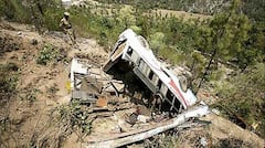 Moradabad: 20 Ft गहरी खाई में गिरी Yatri Bus, घायल यात्रियों का इलाज जारी | ABP Ganga Hindi