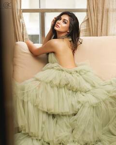 अपने लुक्स और ड्रेस सेंस की वजह से जानी जाती हैं Bigg Boss OTT कंटेस्टेंट Divya Aggarwal, यहां देखें तस्वीरें