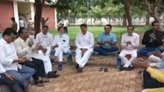 પ્રદેશ કોંગ્રેસે ગાંધીનગરમાં SP ઓફિસે વિરોધ કર્યો, રાજ્ય સરકાર પર વાલા-દવલાની નીતિ આરોપ, જુઓ વિડીયો