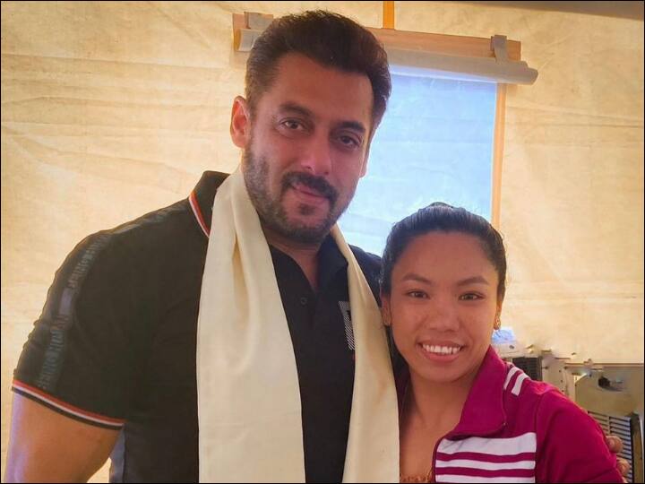 Salman Khan Meets Tokyo Olympics Silver Medalist Mirabai Chanu, Extends Best Wishes To Weightlifter Salman Khan Meets Tokyo Olympics Silver Medalist Mirabai Chanu, Extends Best Wishes To Weightlifter