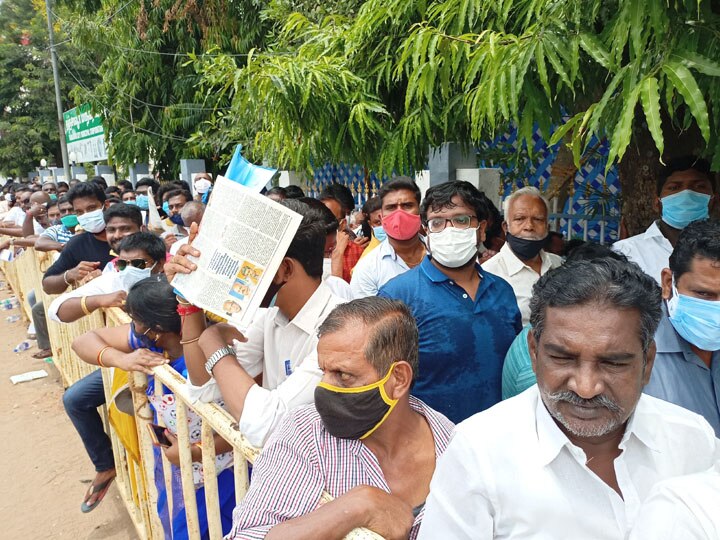 கடைகளை ஏலம் விட்ட தஞ்சை மாநகராட்சி ஆணையருக்கு எதிராக திமுகவினர் சாலை மறியல்...!