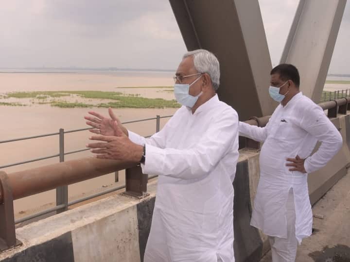 मालूम हो कि बिहार में इस बार जून के अंत से ही बाढ़ ने लोगों की परेशानी बढ़ा रखी है. मुख्यमंत्री नीतीश कुमार ने पहले भी गंगा के बढ़ते जलस्तर को लेकर चिंता व्यक्त की थी. उन्होंने कहा था कि गंगा का जलस्तर तेजी से बढ़ रहा है. स्थिति काफी अच्छी नहीं है.