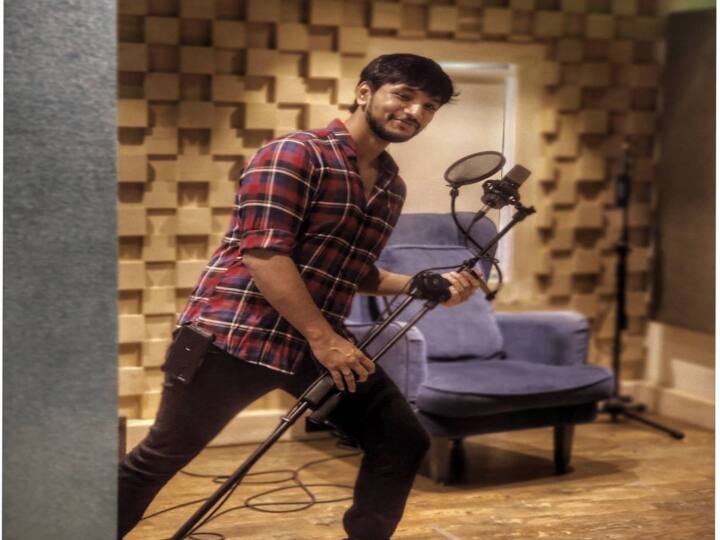 இவர் பிரபலத் தமிழ் நடிகர் கார்த்திக்கின் மகனும், மறைந்த நடிகர் முத்துராமனின் பேரனுமாவார்.