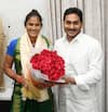 Hockey: ఏపీ ముఖ్యమంత్రి జగన్‌ని కలిసిన హాకీ ప్లేయర్ రజని... రూ.25లక్షలు, నివాస స్థలం, ఉద్యోగం... నజరానాల వెల్లువ
