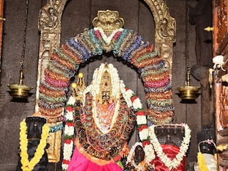 மதுரை : ஐந்து ஆயிரம் கண்ணாடி வளையல்களை கொண்டு ராக்காயி அம்மன் கோவிலில் அலங்காரம்